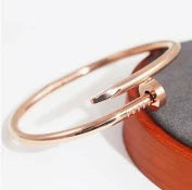 Clou Curve-rose gold nail bracelet